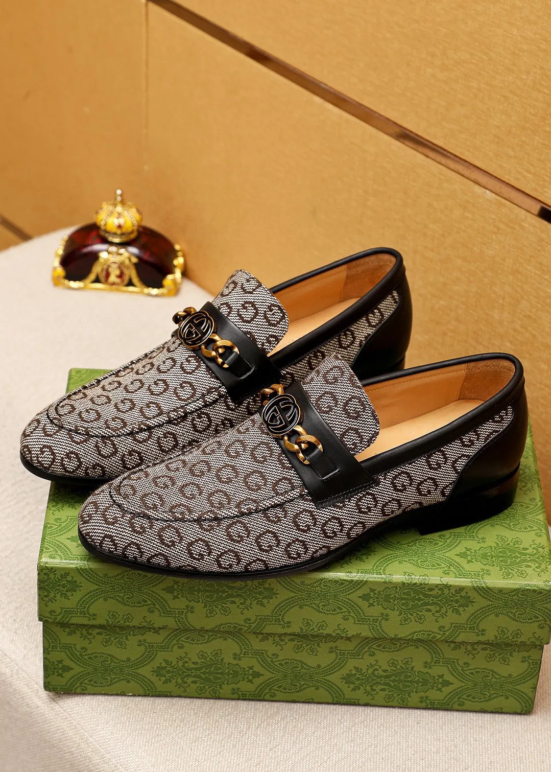Men's shoes 💰462 💐 Product trademark: GUCCI "Gucci" casual leather shoes Regular size: 38-44 (45.46.47🉑️Customized) Product materials: Selected imported first-layer fabric upper + luxury hardware buckle, imported cowhide leather lining. Strong three-dimensional visual effect, original outsole color: 1⃣️color optional